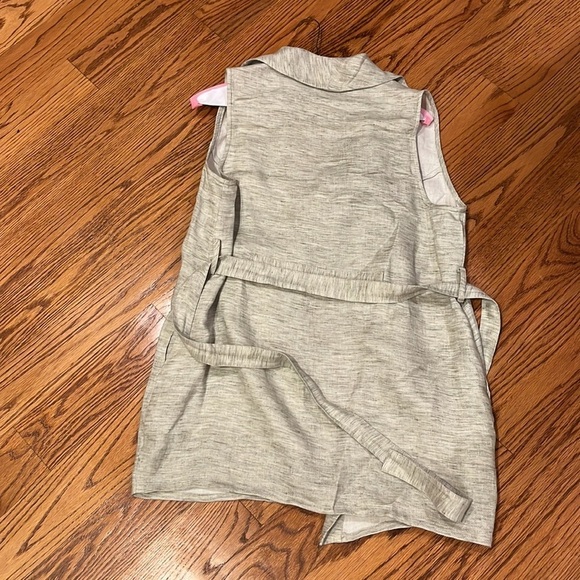 René Madison Ave Woman’s Grey Sleeveless Jacket - Picture 3 of 4